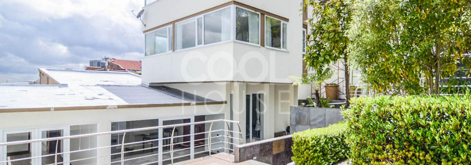 Casa triplex con terrazas en venta o arriendo en Santa Ana Oriental 