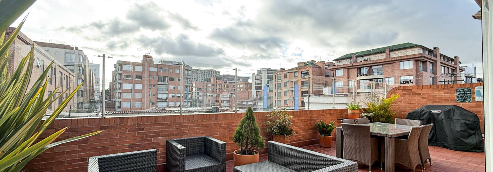 Apartamento con terraza amoblado en arriendo en Santa Bárbara     
