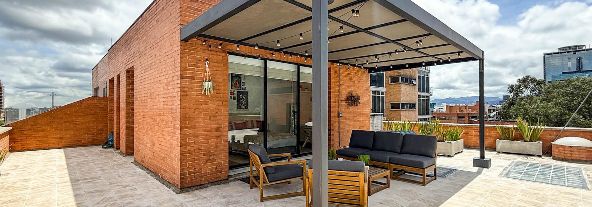 Apartamento con terraza en arriendo en Chicó