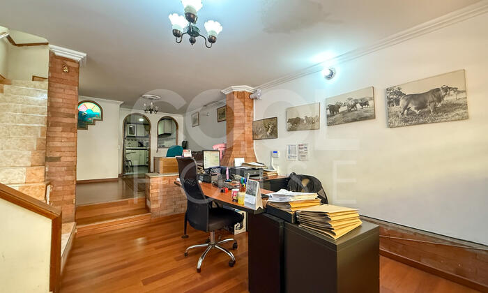 Casa oficina Triplex en venta en Santa Ana Occidental 