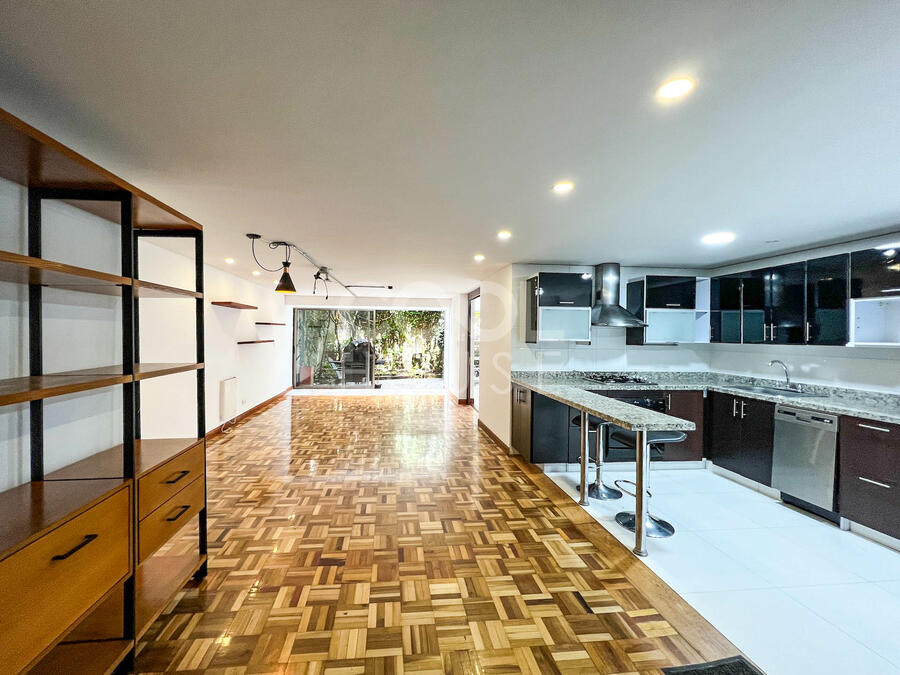 Apartamento Dúplex con terraza en arriendo en Los Rosales