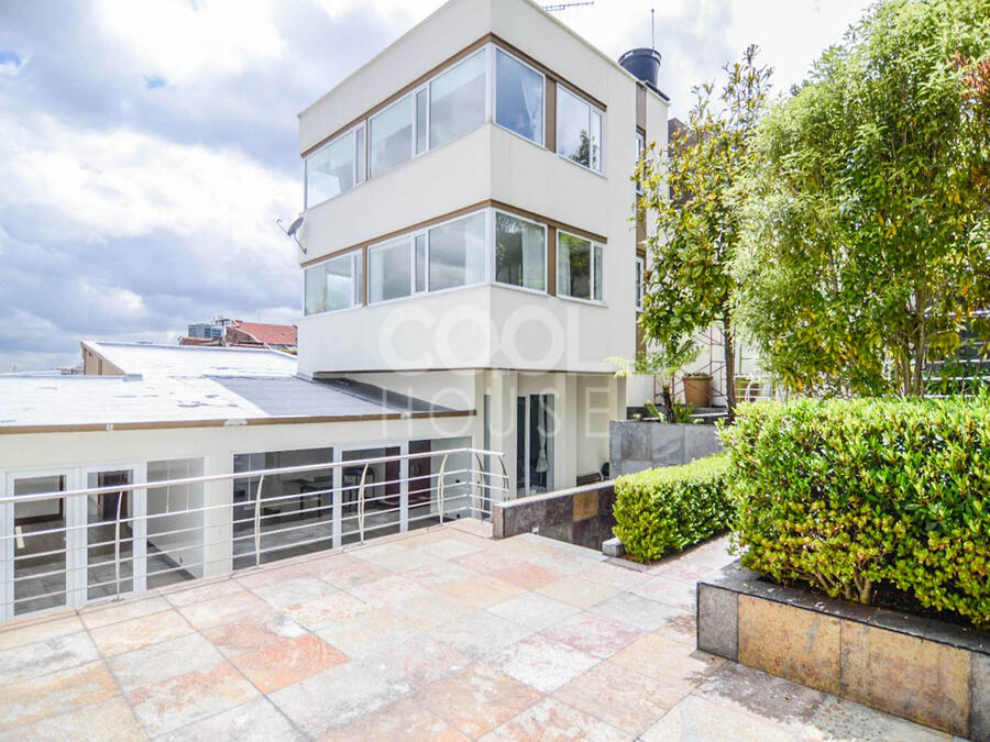 Casa triplex con terrazas en venta o arriendo en Santa Ana Oriental 