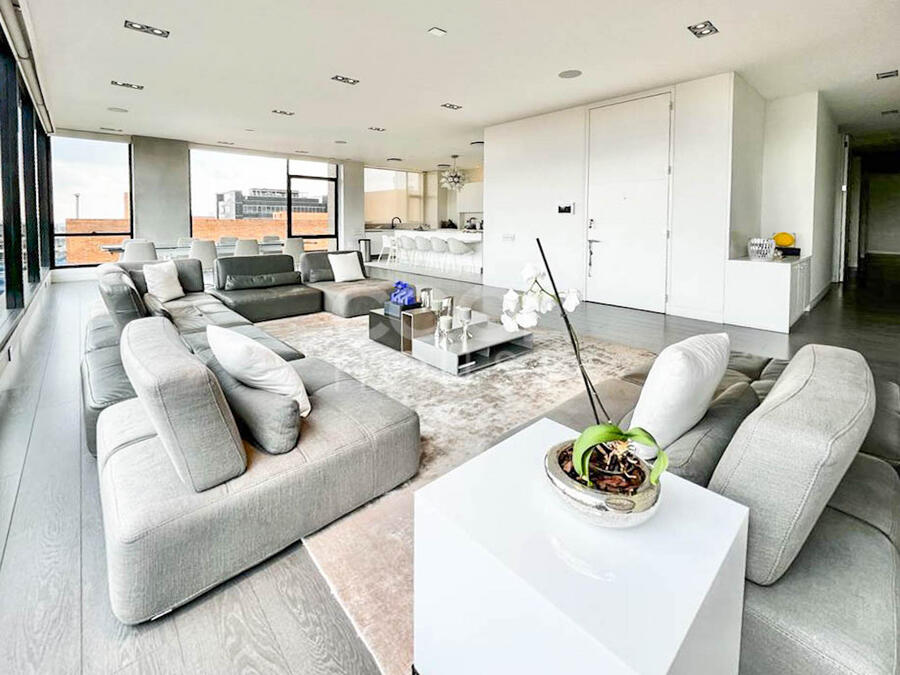 Apartamento con terraza en venta o arriendo amoblado o sin amoblar en Rosales Bajo