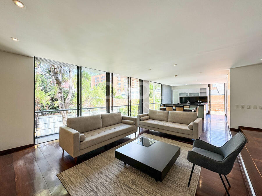 Apartamento Dúplex con terraza en venta o arriendo amoblado o sin amoblar en Santa Bárbara Alta 