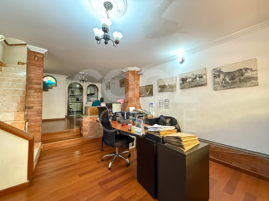 Casa oficina Triplex en venta en Santa Ana Occidental 