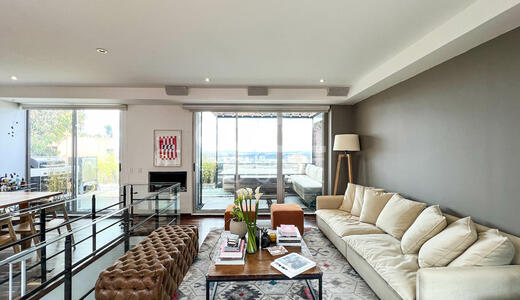 Apartamento Dúplex con terraza en venta o arriendo en Bellavista  