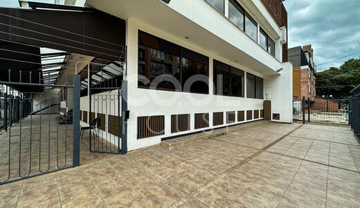 Edificio remodelado en venta en Unicentro