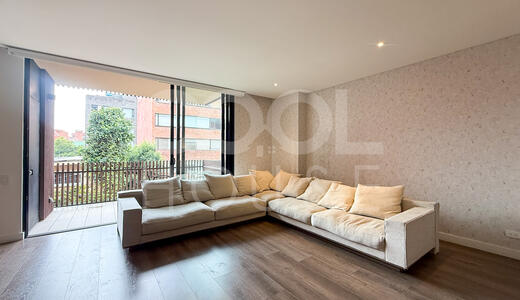 Apartamento con terraza en venta o arriendo Los Rosales